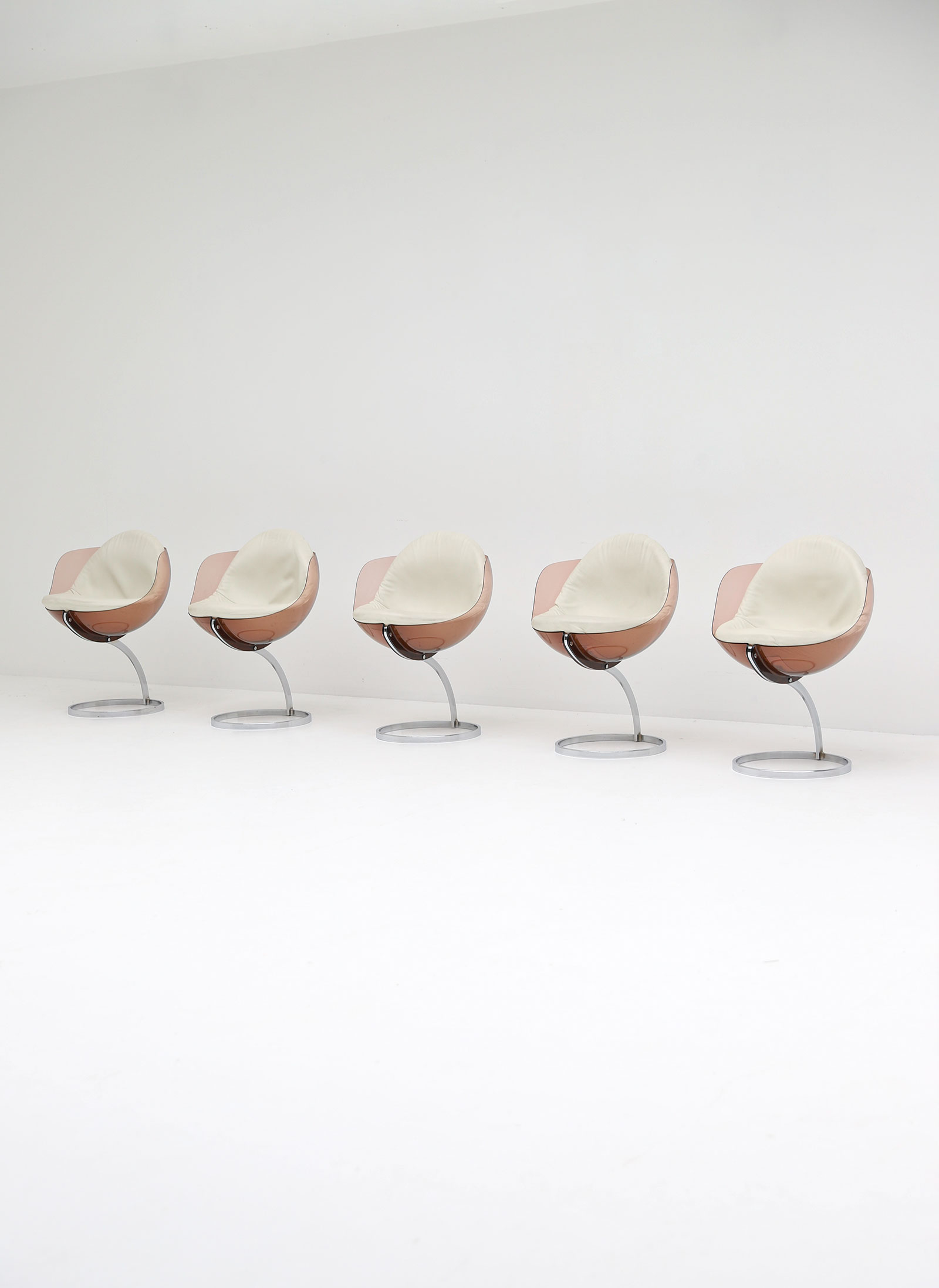 Sphere chair designed by Boris Tabacoffimage 2