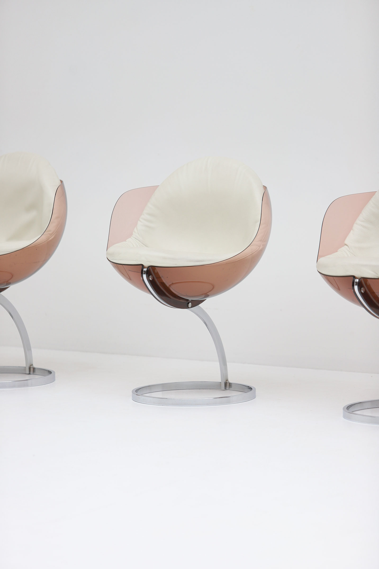 Sphere chair designed by Boris Tabacoffimage 3