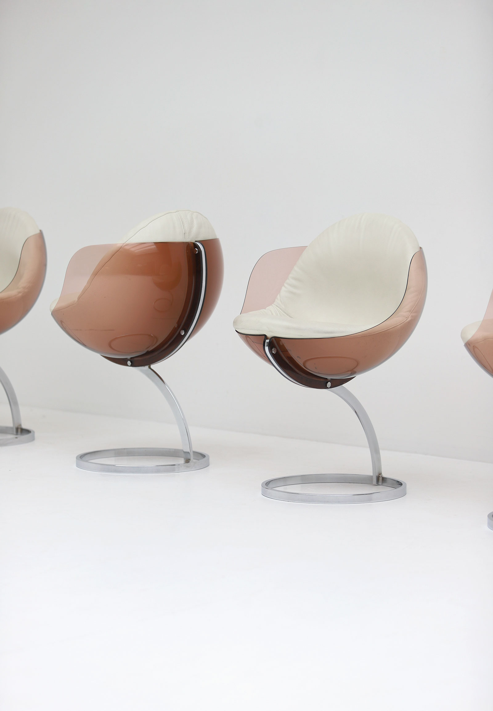 Sphere chair designed by Boris Tabacoffimage 4