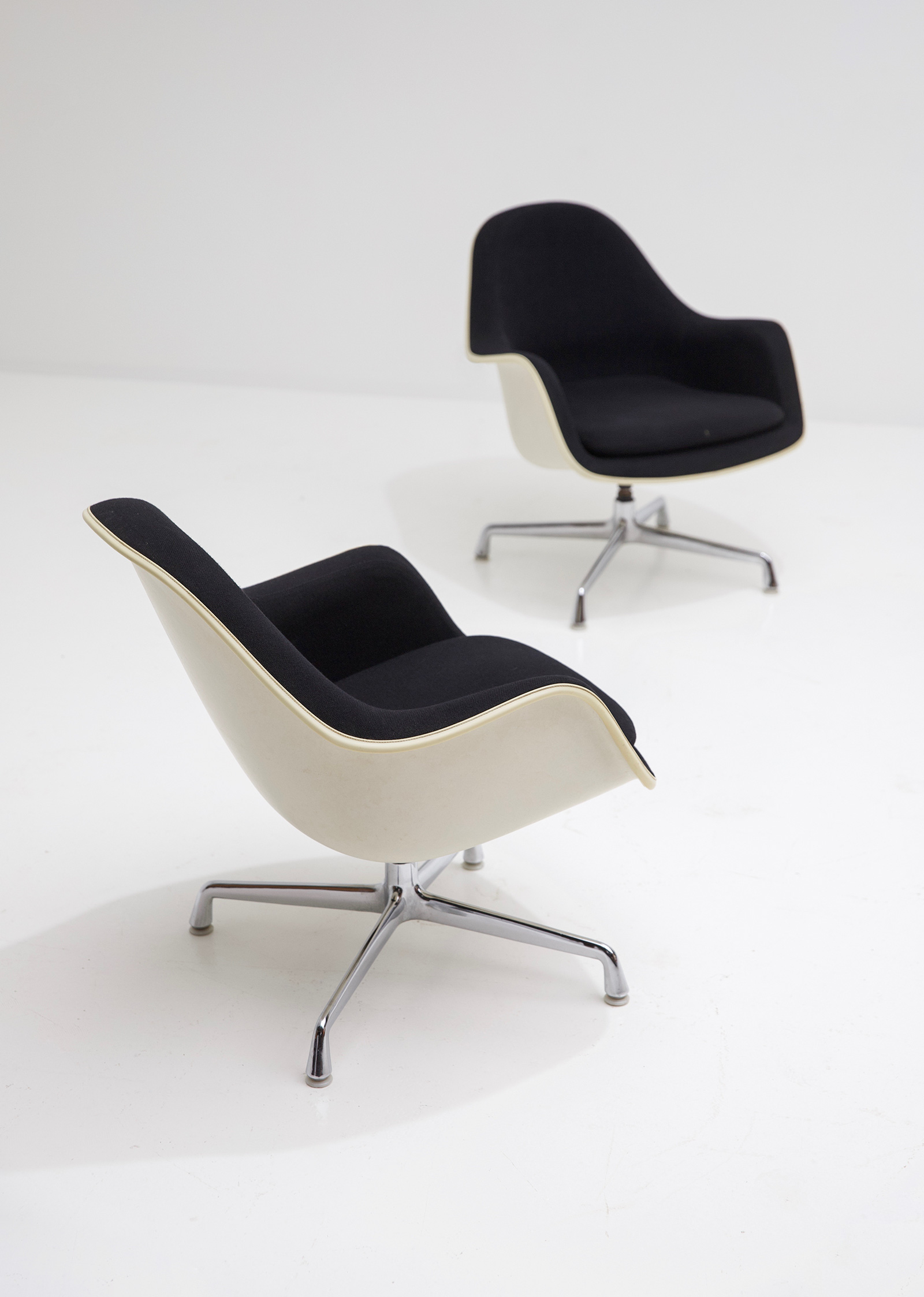 Charles and Ray Eames set of EC175-8 Chairs image 2