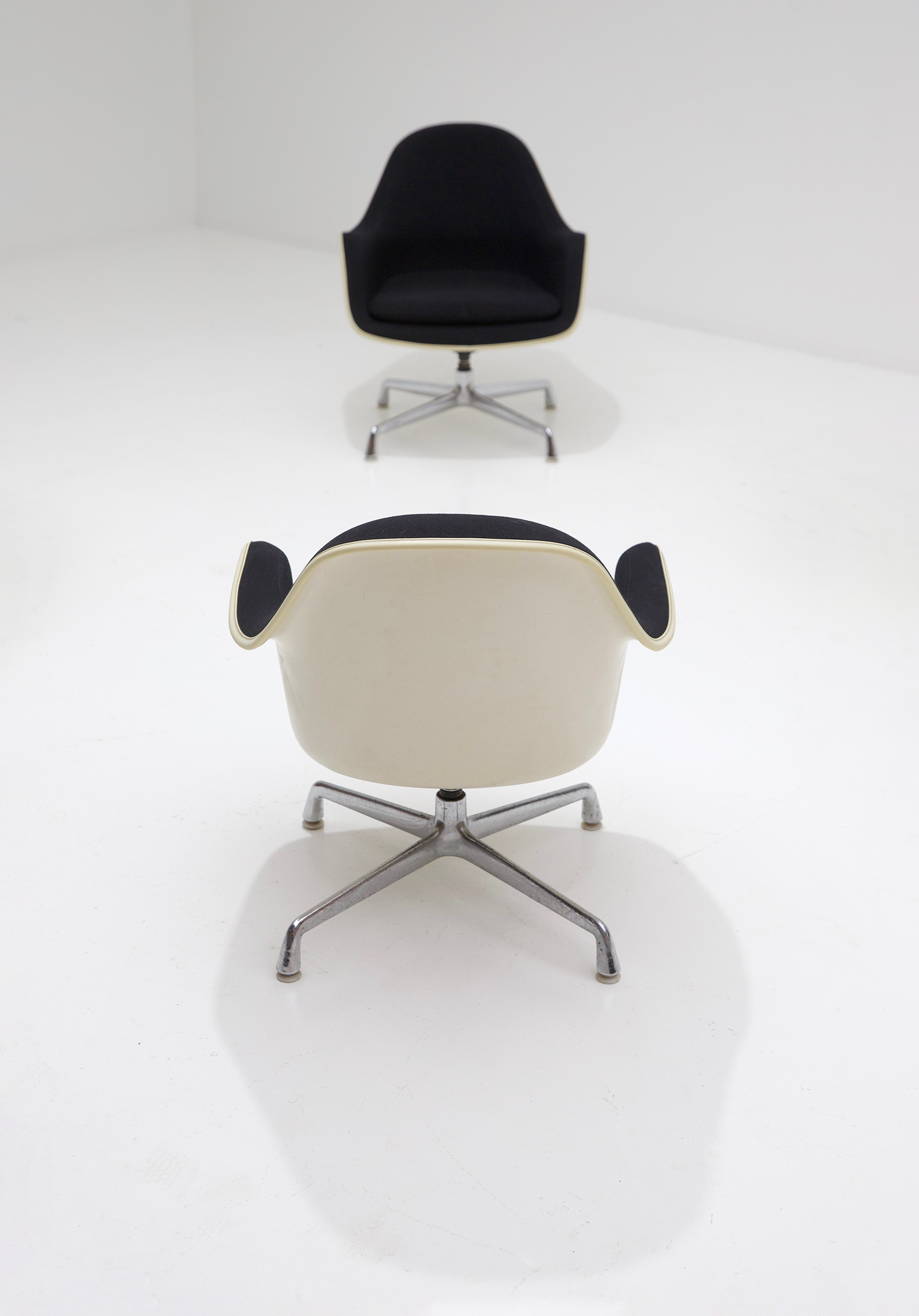 Charles and Ray Eames set of EC175-8 Chairs image 8