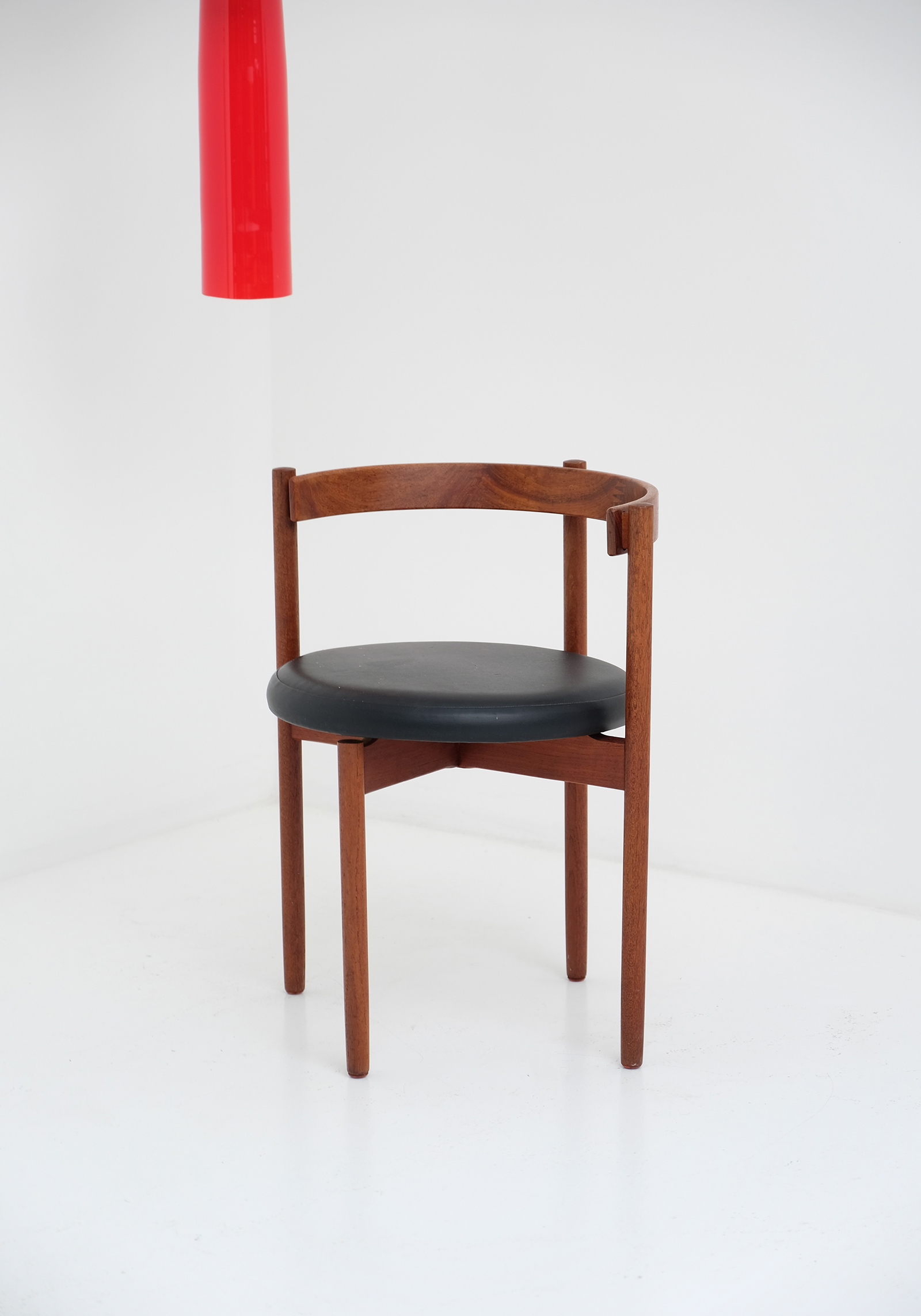 Hugo Frandsen Danish Rosewood And Leather Chairimage 2