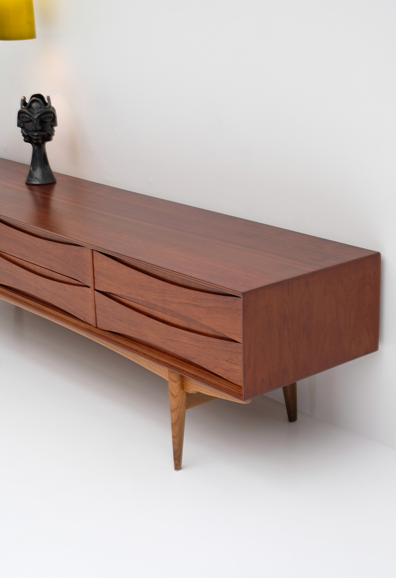 1958 V-form Paola Low Sideboard Oswald Vermaerckeimage 4