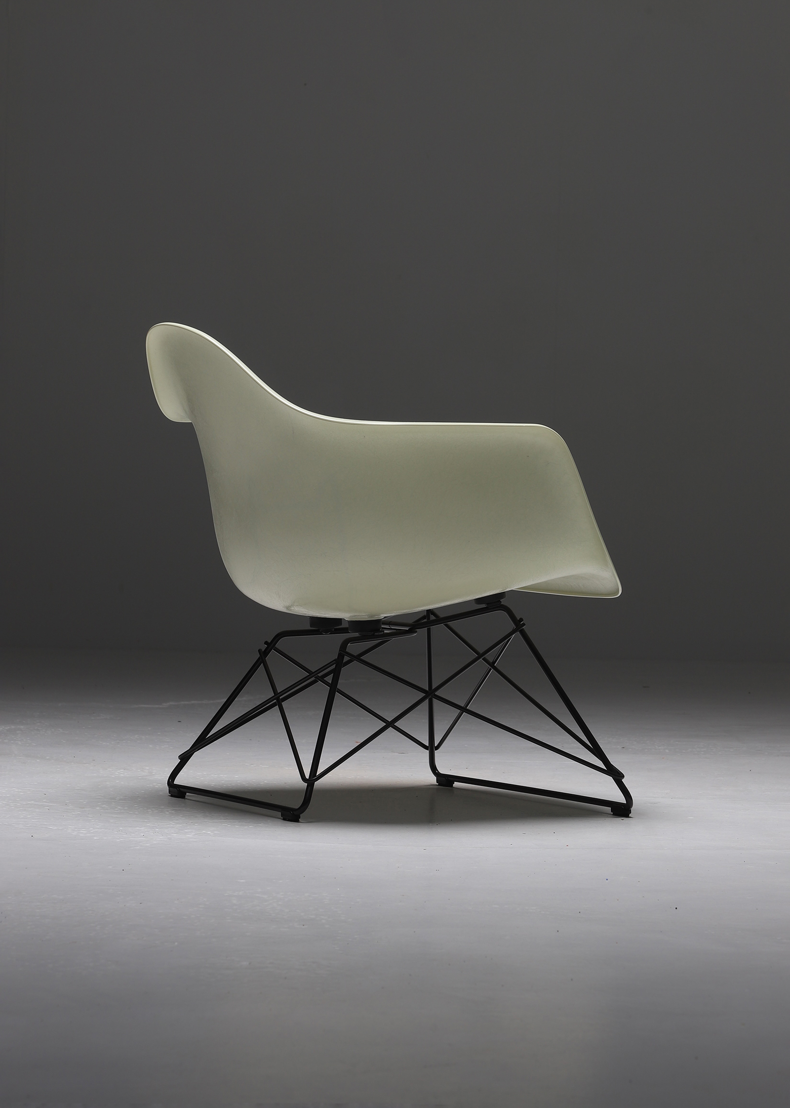Iconic Vitra  Emes fiberglass armchair with steinberg catimage 6