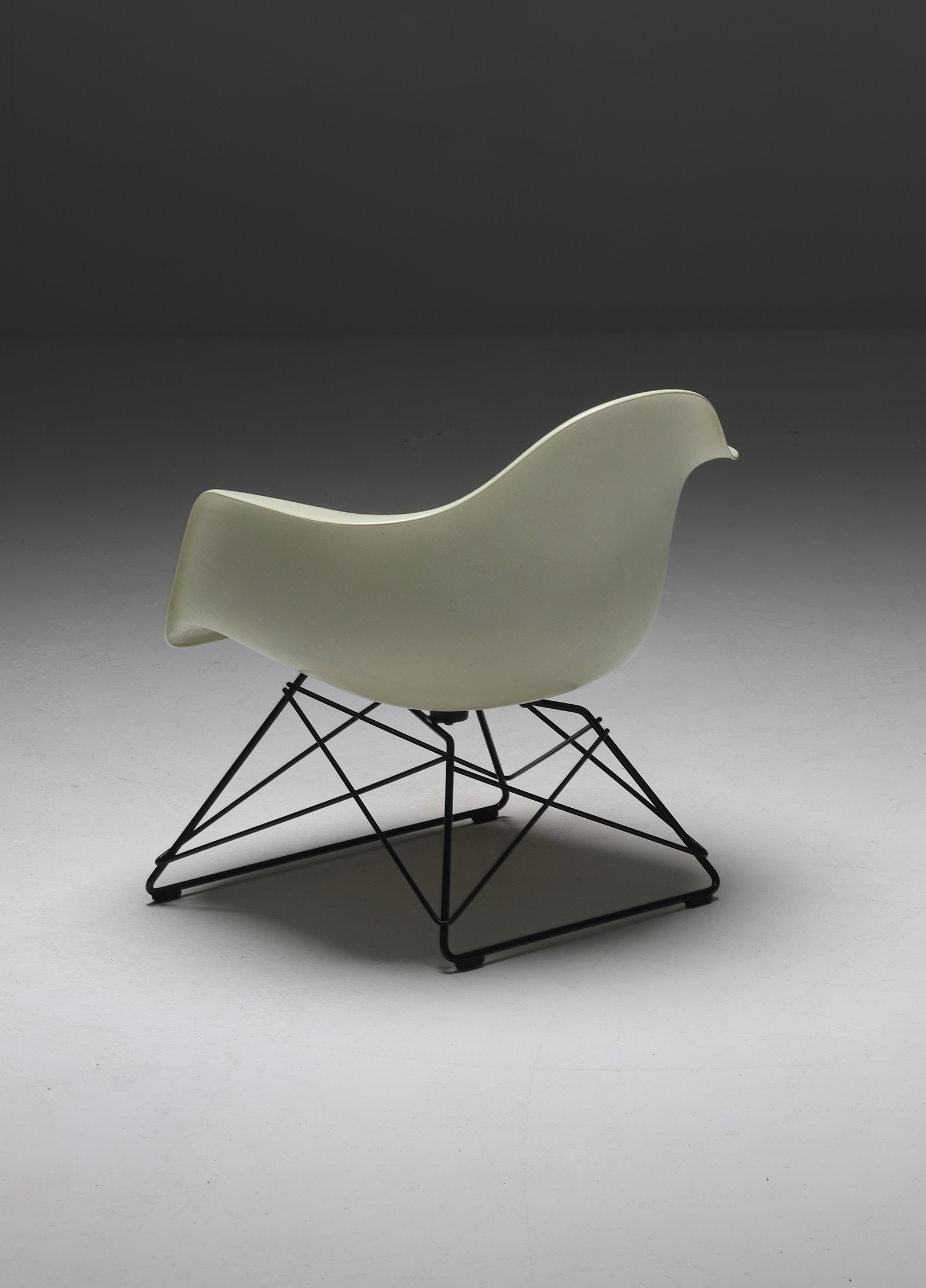 Iconic Vitra  Emes fiberglass armchair with steinberg catimage 7