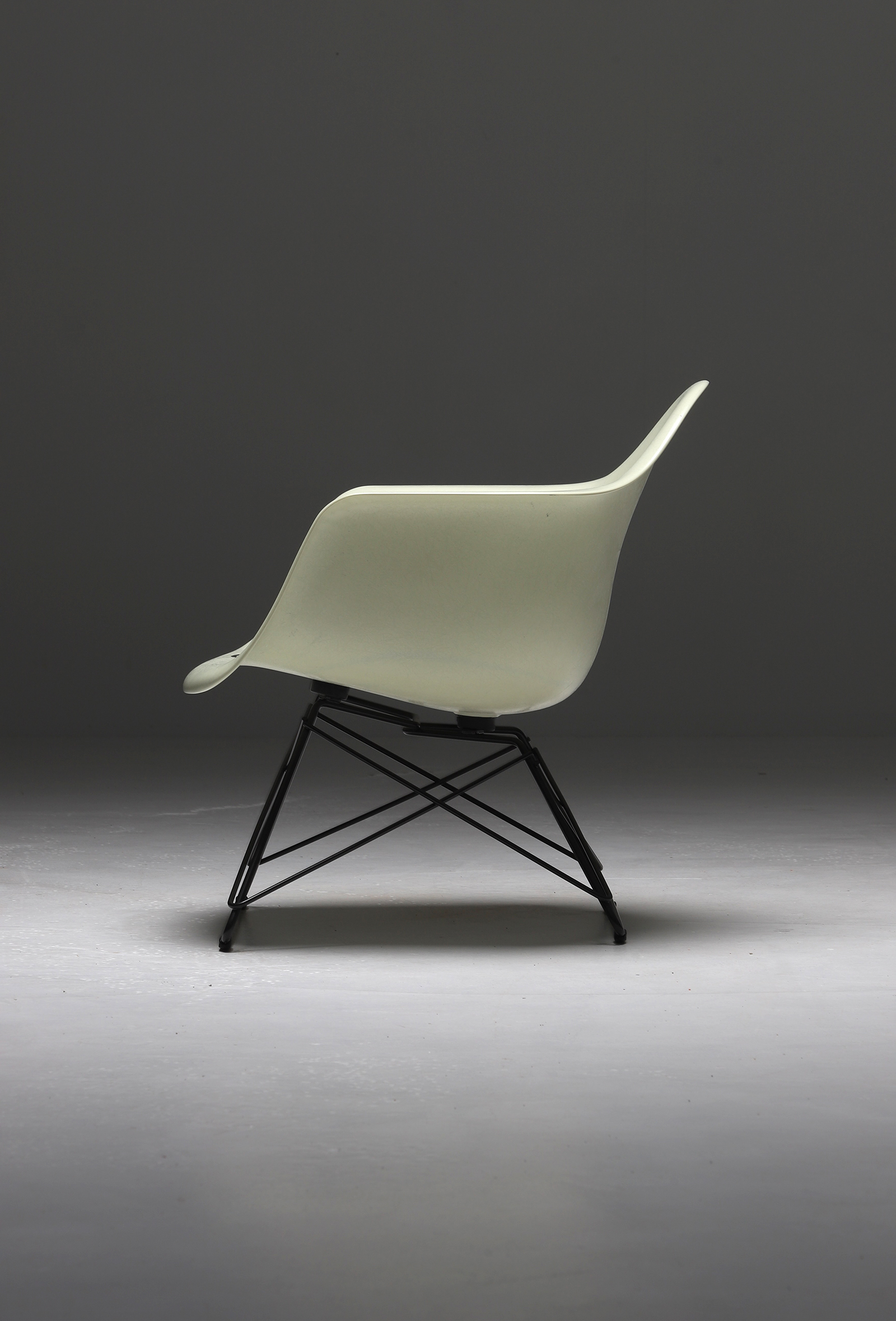 Iconic Vitra  Emes fiberglass armchair with steinberg catimage 9