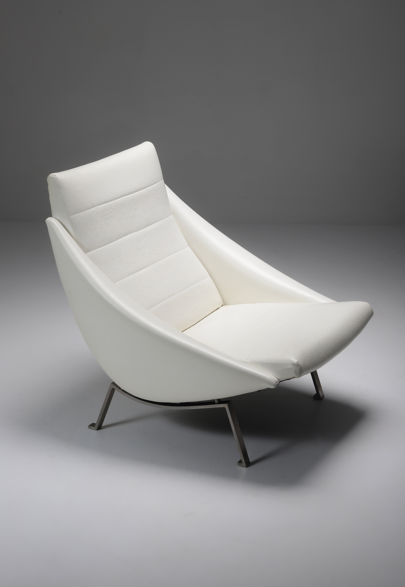 White Vinyl Lounge chair 1950simage 2