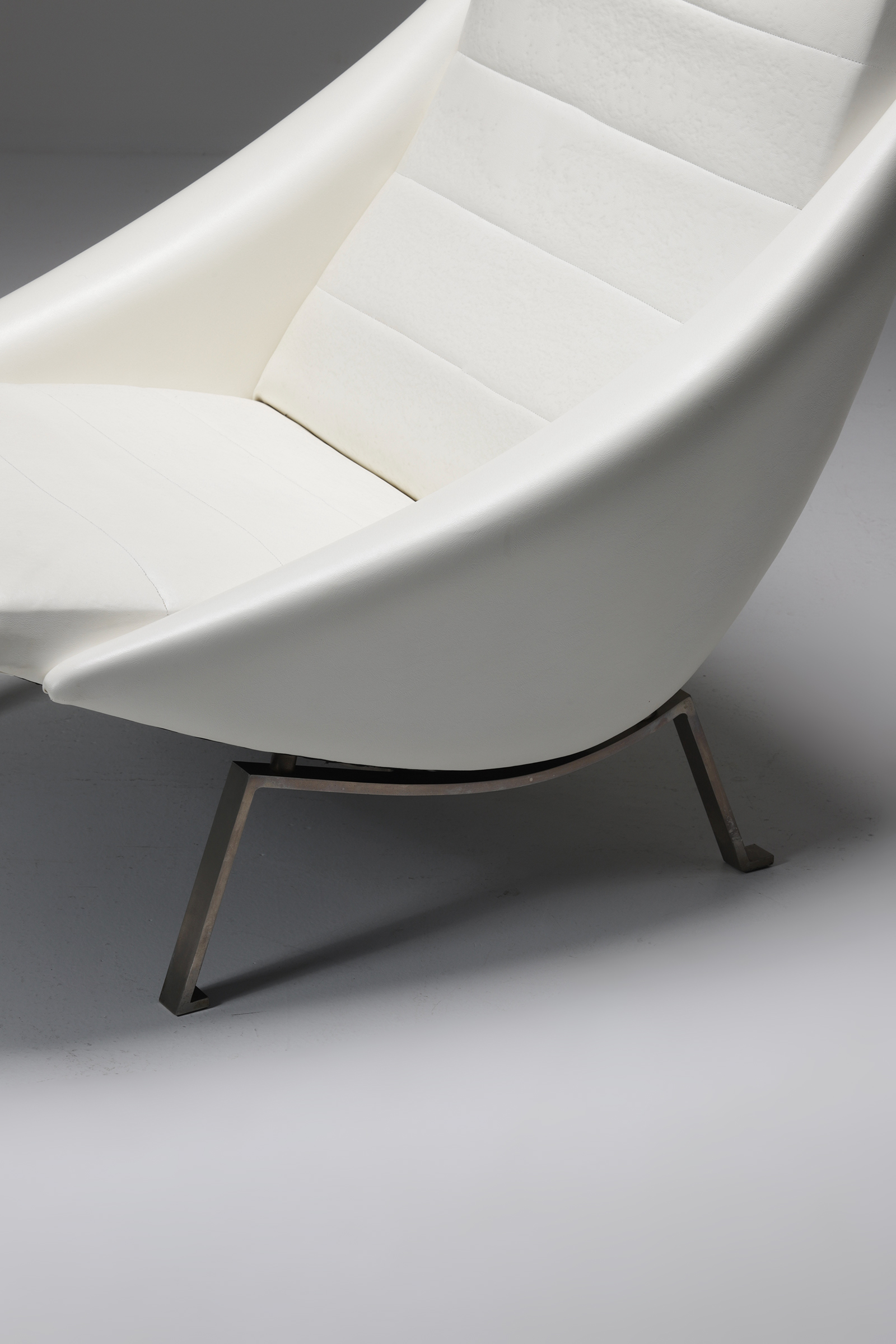 White Vinyl Lounge chair 1950simage 3