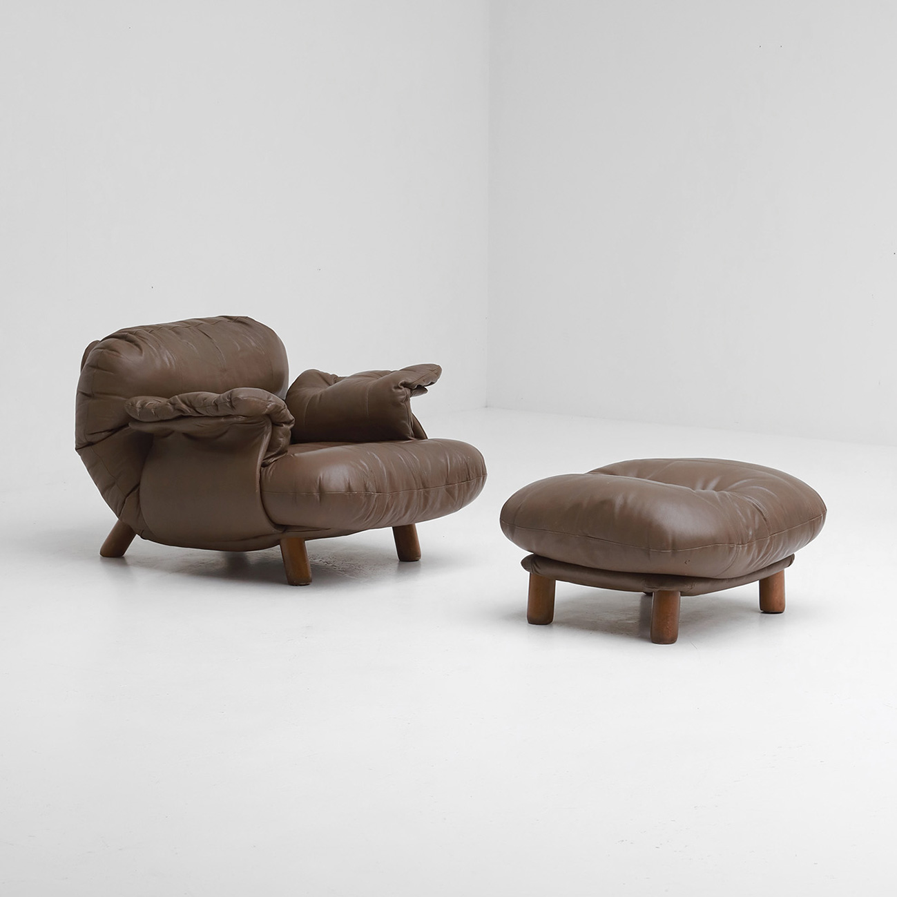 E. Cobianchi for INSA – Italian Leather Lounge Chair with Ottoman, 1970s 